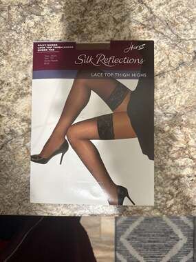 Hanes Silk Reflections Silky Sheer Lace Top Thigh Highs Size CD Color Barely The